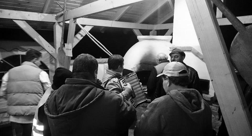 Sokan hoztak magukkal süteményt, kalácsot, bort, amivel végigkínálták a megjelenteket. A kemence nem is győzte volna ezt a sok ételt elkészíteni, ezért tárcsán sültek a húsok.