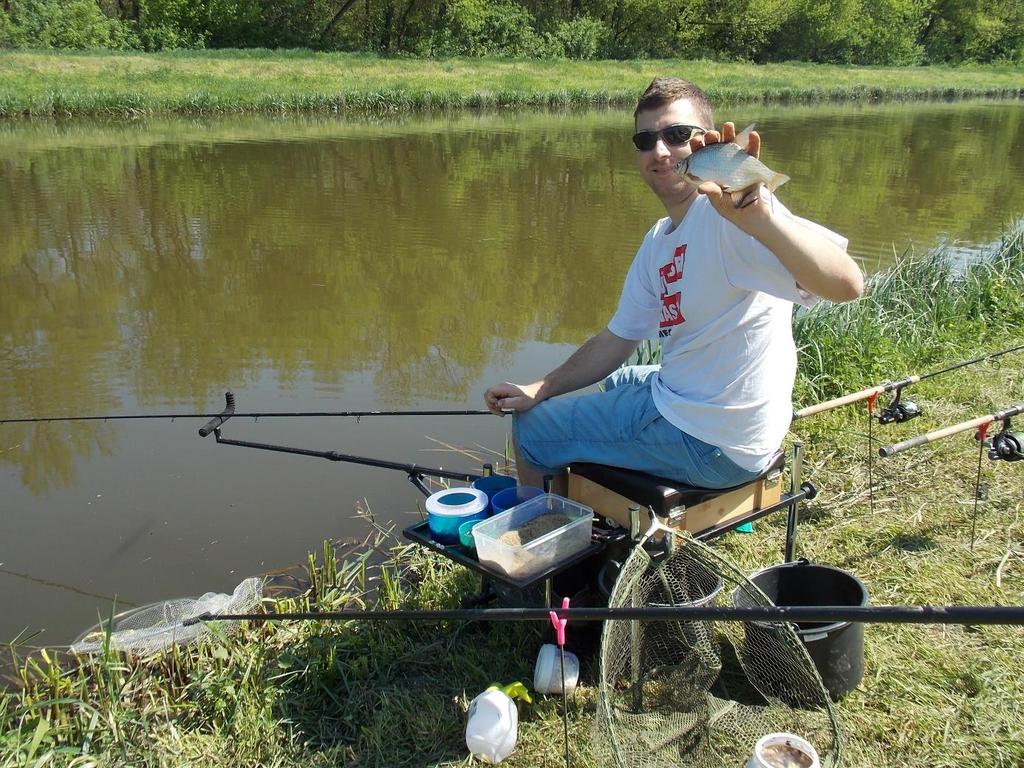 Voltak rendkívül határozott kapásaim ezen kívül csontira, bábra is, de ezekből a kapásokból nagyon keveset sikerült megfogni, azok is főleg kis testű karikakeszegek voltak, míg a giliszta és szúnyog