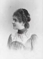 Desdemona Genotte de Sauvigny bárónő leánya, ki férjével menekülni kényszerült Franciaországból, mert férjét, mint Lajos király leghívebb emberét a forradalmi törvényszék halálra ítélte.