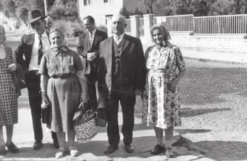 Perusza János (a kép szélén jobbról) feleségével (1964) Ekkor az aratógazda a koszorút átadta a gazdának, aki ezt megköszönte, és a munkásokat meghívta magához aznap estére ételre, italra.
