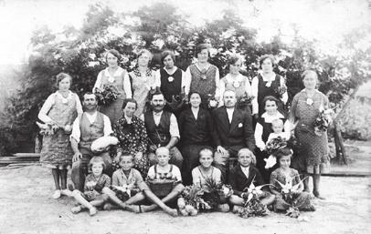 Doma János családja és munkásai (1932) Felső sor: Sebrek Ilonka, Horváth Mariska, Csonka Mariska, Panics Annus, Horváth Annus, Csonka Gizi Középső sor: Fejes Bözsi, Perusza Ferenc, Doma Józsefné (?