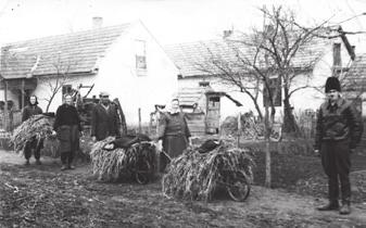 együtt János bácsi feleségét, Juliska nénit is vitte, aki a boglári piacon árult. De volt piaci elárusítója Balatonlellén is.