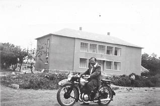 150 Az épülő balatonlellei iskola előtt (1935) Amiben tudott, mindenkinek segített.