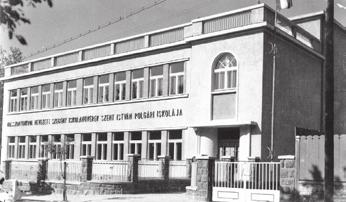 feltételekkel, ezért igényelték az új iskolákat. Így kerülhetett sor a 30-as évek második felében új iskolák építésére, melyeknek kivitelezésével a kiváló építőmestert bízták meg.