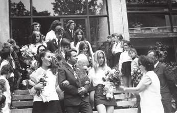 Amiért jöttünk, közben megoldódott. Elnézést kérünk. Ezzel elköszöntek. Mikola István nézéséből látszott, hogy furcsállja a választ, de minden további érdeklődés nélkül becsukta az ajtót.
