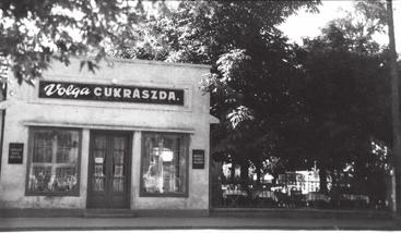 A Spar Áruház elülső parkolója helyén állt Volga Cukrászda az 1950-es évek második felében Ezt még tetézte, hogy fiatalon, halász korában egyszer leesett a telepen a cseresznyefáról, és ekkor több