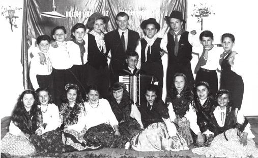Cigánytánc (1957) Álló sor: Óvári Lajos,?