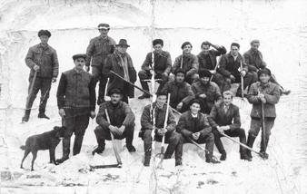 Jégvágó halászok (1954). Felülről: Cserpes István, Kiss Gyula, Szabó József telepvezető., Miseta József főagronómus., Bogdán Sándor, Zsiga József, Molnár Jenő, Farkas László, Nagy Ferenc.