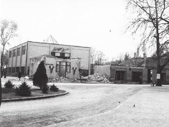 Az üzletsor bontása és az új áruház építése (1959-1960) Üzleteiket 1948-ban államosították, és átalakításokkal Népbolt lett belőle.