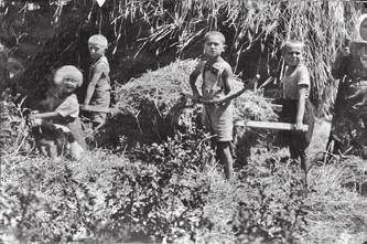 Nagy Ilona, Cseh Ferenc, Nagy Imre, Gréczi László (1935) Gyerekmunkára a háborús évek alatt a nagyobb lehetőség dr.