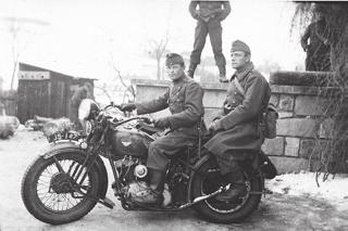 Király Ferenc őrségben a hajóállomáson (1943) Horváth László motoros futár (1942) És látták, hogyan lőtték le a német vadászgépet a