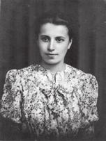 Amikor Pirit a katonák elhajtották, és mindenki előjött, csak Bözsike nem jelent meg. Juliska néni, János bácsi felesége és lánya, Magdi keresni kezdték.