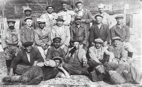 A nagy halászbokor a két szovjet katonával (1945) Felső sor: Pápai János, Guzslován István, Nikola, Háncs János, Joszif Középső sor: Konkoly Imre, Pandur József, Varga József, Kálmán Rudolf