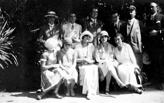 26 HÍVÓSZÓ 8. A római Magyar Intézet parkjában, 1926-ban. Állnak, balról: Hillebrand Jenő, Péter Andás, Gerevich Tibor, Genthon István, Harsányi Pál, Tóth László.