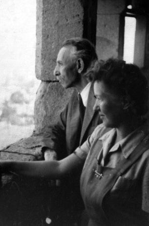MAGYAR MÛVÉSZETTÖRTÉNÉSZEK A VÉSZKORSZAKBAN 59 2. Elek Artúr ismeretlen hölgy társaságában a Halászbástyán, 1943. augusztus 26.
