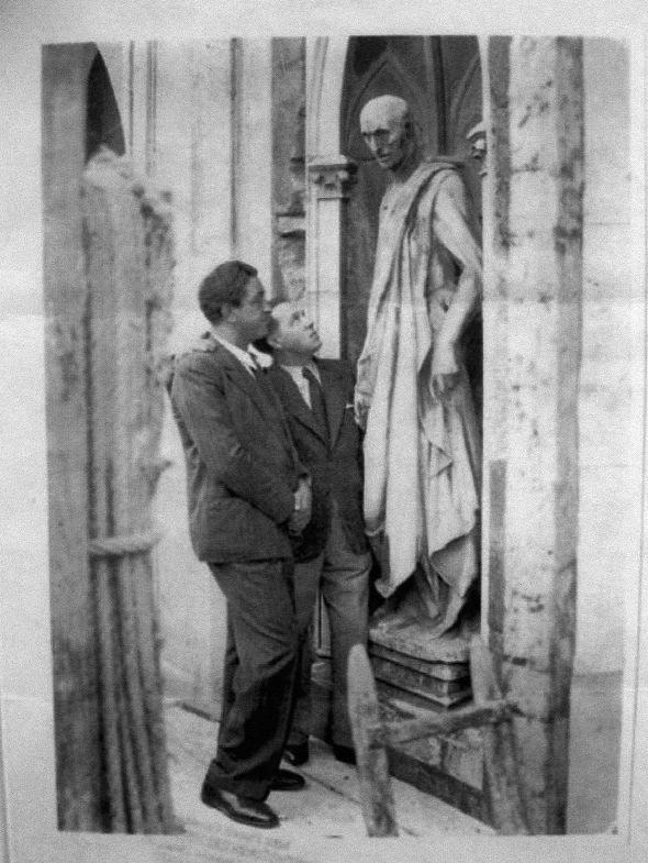 MAGYAR MÛVÉSZETTÖRTÉNÉSZEK A VÉSZKORSZAKBAN 73 2. Lányi Jenő Gino Malenotti fotóssal Donatello Habakuk prófétája előtt. Az AFT.