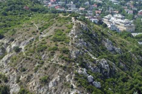 Örökségünk Értékeink 1 Sas-hegy A Sas-hegy kopár kúpként kiemelkedő képződmény, országos természetvédelmi terület. A kettős csúcsú, 265 m magas dolomittömeg nagyjából 200 millió éve keletkezett.