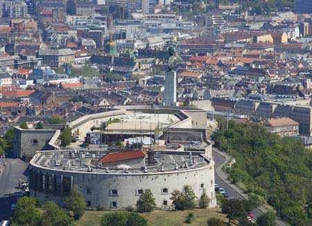 Ezért nem határozható meg, csak lerajzolható, mert nem kiszámítható, mert arc. A terek fogalmak, a helyek nevek. Hamvas Béla: Az öt géniusz Citadella A Citadella Budapest XI.