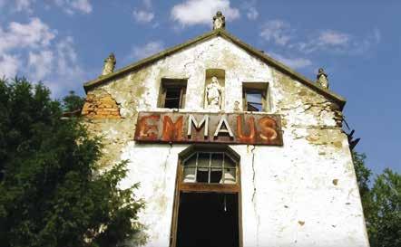 Még áll a torony a keresztel és még olvasható az Emmaus felirat. Az emberi rombolás, fosztogatás mellet a természet is tette a dolgát. Ma már talán madár sem jár ott ahol egykor menedék volt.