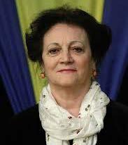 Tanulmányait a debreceni Kossuth Lajos Tudományegyetem Bölcsészettudományi Kar történelem néprajz szakán szerezte 1985-ben, majd elvégezte a Magyar Újságírók Országos Szövetségének Bálint György