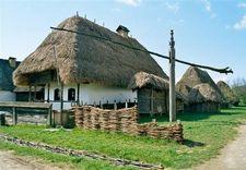 a szabadság őrvárosa E. a fegyverletétel mezeje F. a Duna Gibraltárja G. a kormány székhelye júliusban H. a magyar Golgota Honismeret - egy falusi ház a 19.