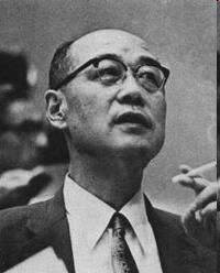 A pí-mezon jóslat 1935 Hideki Yukawa (Nobel-díj 1949) Az erős kölcsönhatás hatótávolsága kicsi Ezt az atommag méretéből lehet látni Yukawa-potenciál: tömeges közvetítő részecske esetén mcr /!