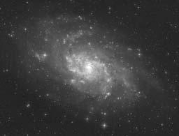 Ezen a tájékon néhány szép galaxis akadhat távcsôvégre: a Sculptorban ott a tôlünk alacsonyan látható NGC 253, egy 7 magnitúdós galaxis, a Vízöntôben a Csiga-köd (a Földhöz legközelebbi planetáris