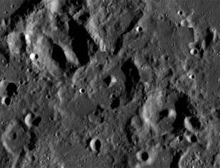 164 Meteor csillagászati évkönyv 2014 A Faye-kráter Nincs könnyû helyzetben az, aki a Faye-kráter észlelésére vállalkozik, fôleg, ha még nem szerzett kellô rutint a holdbéli alakzatok távcsô melletti