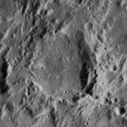 Kalendárium február 45 A Rhaeticus-kráter Nagyon közel a látszó holdkorong közepéhez, a Sinus Medii keleti szélén fekszik ez a jókora méretû romkráter.