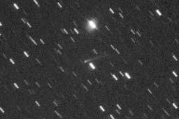 94 Meteor csillagászati évkönyv 2014 közelíti meg 25 ívpercre déli irányból, végül pedig 28-án hajnalban az 5,8 magnitúdós 35 Aquarii segítségével találhatjuk meg, amelytôl fél fokkal keletre fog