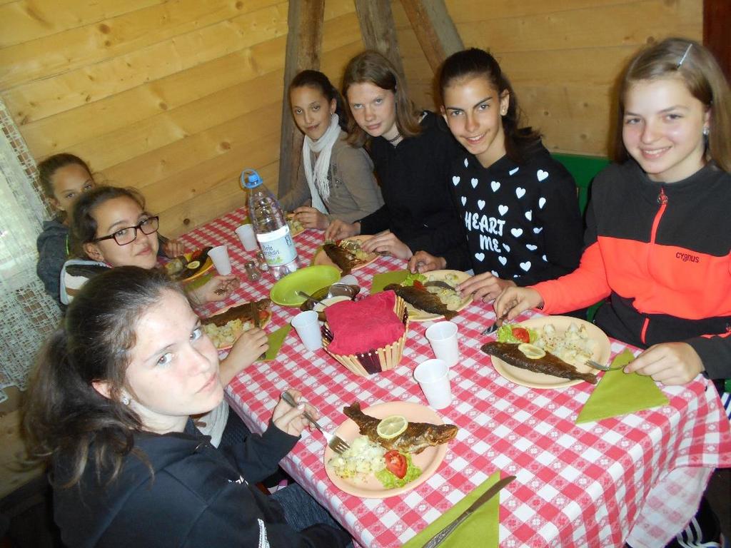 válaszokhoz. Mikor megkérdeztük, honnan vegyünk puskát, csak annyit mondott, hogy nézzünk körül. Sok kőzetet gyűjtöttünk.