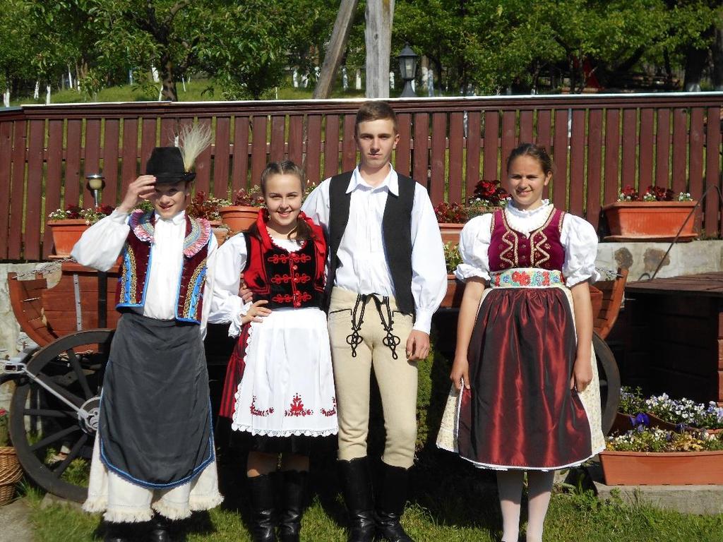A hazafele úton villámkérdéseket kellett megoldanunk. A csapatom fele aludt, hogy lesznek így pontjaink?! Este táncház volt, bár nem szeretek táncolni, én is beálltam.