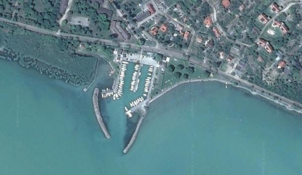 A tervezési terület egyrészt a mellékút keleti oldalán található kikötőterületet és strandterületet érinti, másrészt a tervezési terület északi részén található 0101/7 hrsz-ú erdőterületet, amelyen