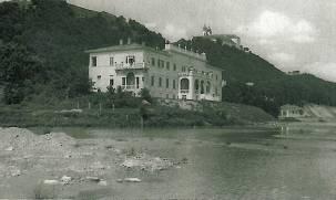 A lepény forma fölött, négy emelet magasan elhelyezkedő hotel szintenkénti alapterülete 633 m 2, mely