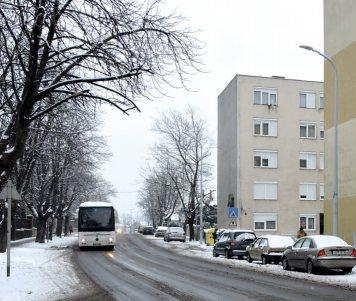 délelőtt a start előtti percekben. A hideg ellenére idén is fantasztikus hangulat uralkodott a Malom-tónál, többen fejeseket ugráltak, róluk fotók tízezrei készültek. Az el- Ugrás a tóba.