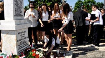 évfordulóján JÚLIUS - KÉT ÚJ ÜZLET A FŐUTCÁN Dobó Zoltán (balra) polgármester kívánt sok sikert a két belvárosi üzlet tulajdonosának a