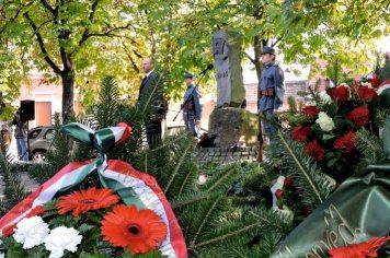 Szükség lett volna rá OKTÓBER - 56-OS HŐSÖK EMLÉKE n AUGUSZTUS Tíz tűzoltó gépjármű, és közel nyolcvan ember vett részt a Tapolca közelében pusztító