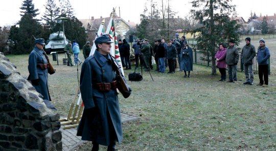 Az épület beléptető kapuja mellett található két műanyag kosarat teljes erőből úgy az asztalhoz vágta, hogy azok darabokra hullottak szét.