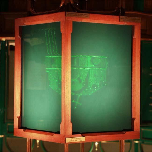 11. ábra. A Szent Korona másolatáról készített négyirányú, körbejárható hologram. (BME Fizikai Tanszék: Gyimesi Ferenc, Füzessy Zoltán, Ráczkevi Béla és Borbély Venczel munkája.