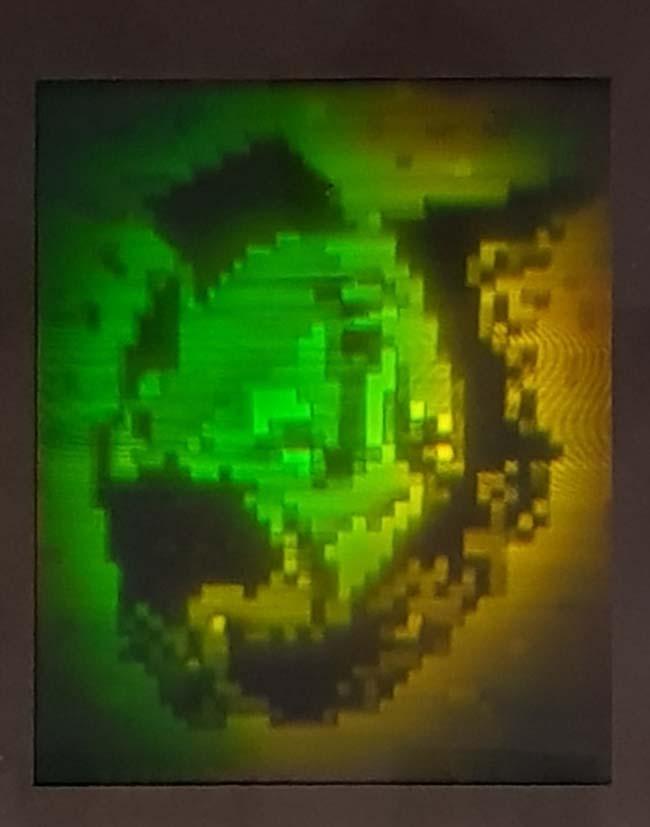 logramokat készített, hanem a lézer kék vonalának felhasználásával fotorezisztekre is exponált hologramokat.