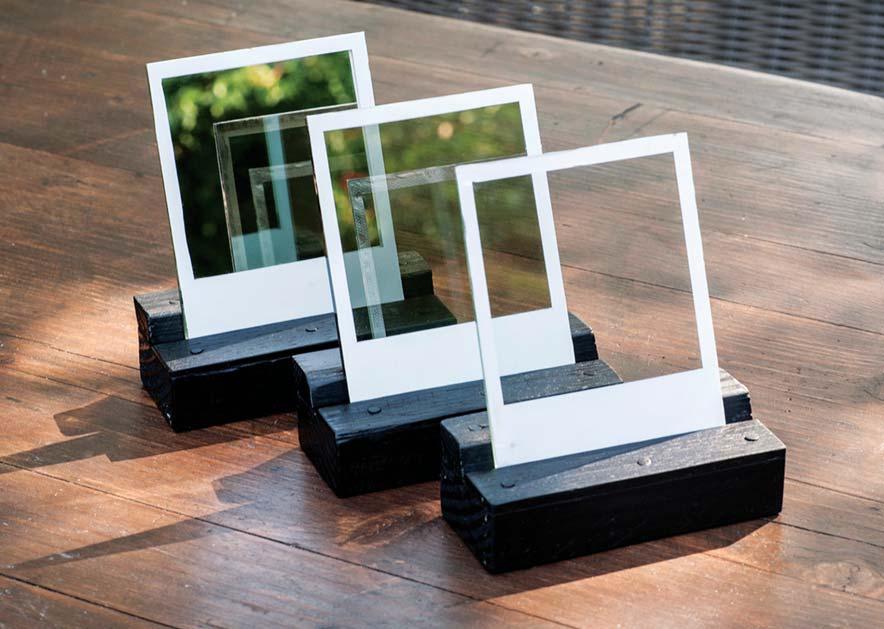 pedig időről időre meg is mutatják a közönségnek. Ezúttal a hetvenéves A Fehér Vera: Instant igeidők, 2017 (üveg, tükör, instant keret) Polaroid megünneplése volt az apropója egy újabb kiállításnak.