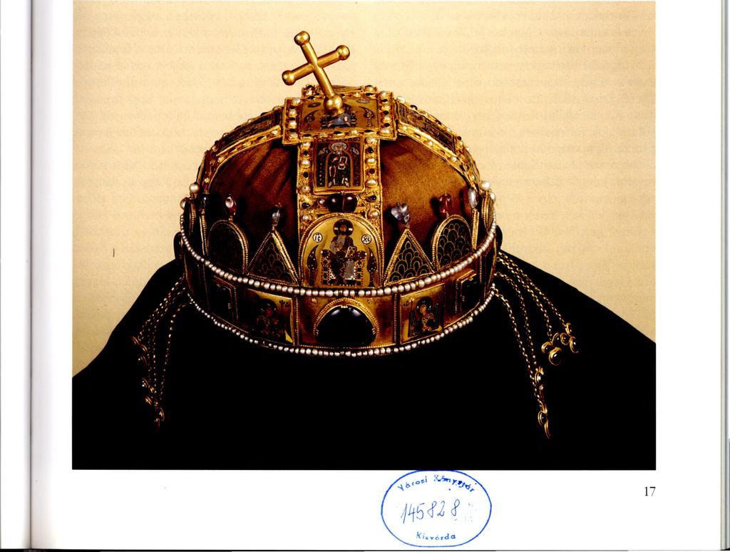 1 A Szent Korona A korona két fő részből áll: a latin feliratú, apostollemezekkel díszített felső keresztpántokból, illetve az alsó abroncsból, amelynek két oldalára négy-négy, hátul pedig egy, a