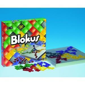 Blokus A felváltva lerakosgatós játék lényege, hogy a táblán kívülről újabb saját elem csak a már táblán lévő saját elem sarkával érintkezve tehető le és tilos két saját elem oldalának érintkezése.