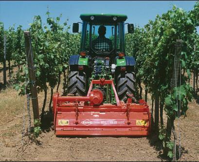 A traktor és a függesztett munkagép összekapcsolására a hárompont-felfüggesztésű függesztőszerkezetet használják.