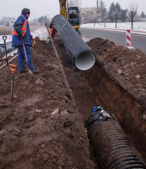 A rugalmas csőszerkezet alatt elhelyezkedő altalaj legkisebb teherbírási kapacitását, a Tervező határozza meg.