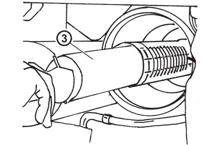 A légszűrő leszerelése A légszűrőt a következő lépések szerint szerelje ki: 1. hajtsa fel az első motorház fedelet, 2. lazítsa meg a légszűrő fedél bilincset (nyíllal jelölve), 3.