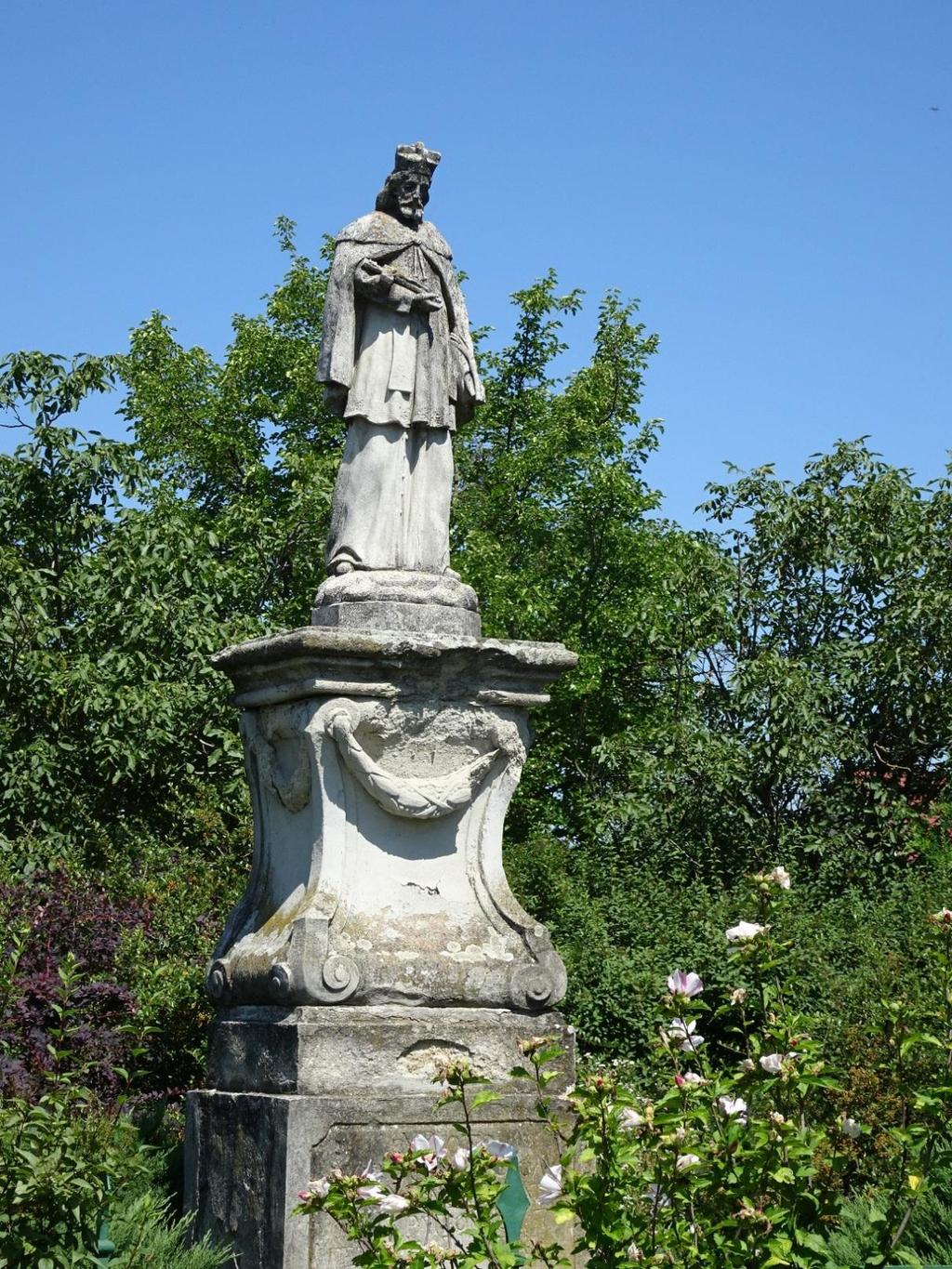 A lebontott templom helyén készült el (régi épület oltára helyén) a ma is álló Szent Jánoska szobor.