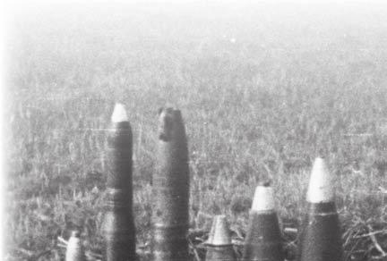 1. ábra. Zsákmány és saját lőszeranyag bemutató 1943 elejéről. Jobb oldalon magvas és üreges töltetű lőszerek Hatala András Misnay József hmtk. alezredes munkássága a 2.