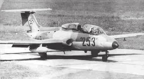 Hazai tükör 67. ábra. 253-asban Csépány és Tarr alezredesek. 1980. augusztus 20. reptechnika. 1980. április 20-án Komoróczki Ferenc százados L 29-es típusból eredményes vizsgát tett.