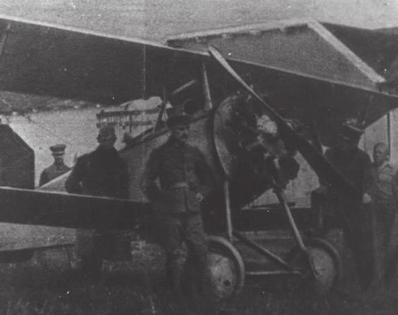 A zsákmánygép levett motorburkolattal Az egységnél Szolláry István repülte a Nieuportot, aki az Isonzó-fronton a Flik 4 (Flik = Flieger kom pagnie, azaz repülőszázad) állományában jelentős
